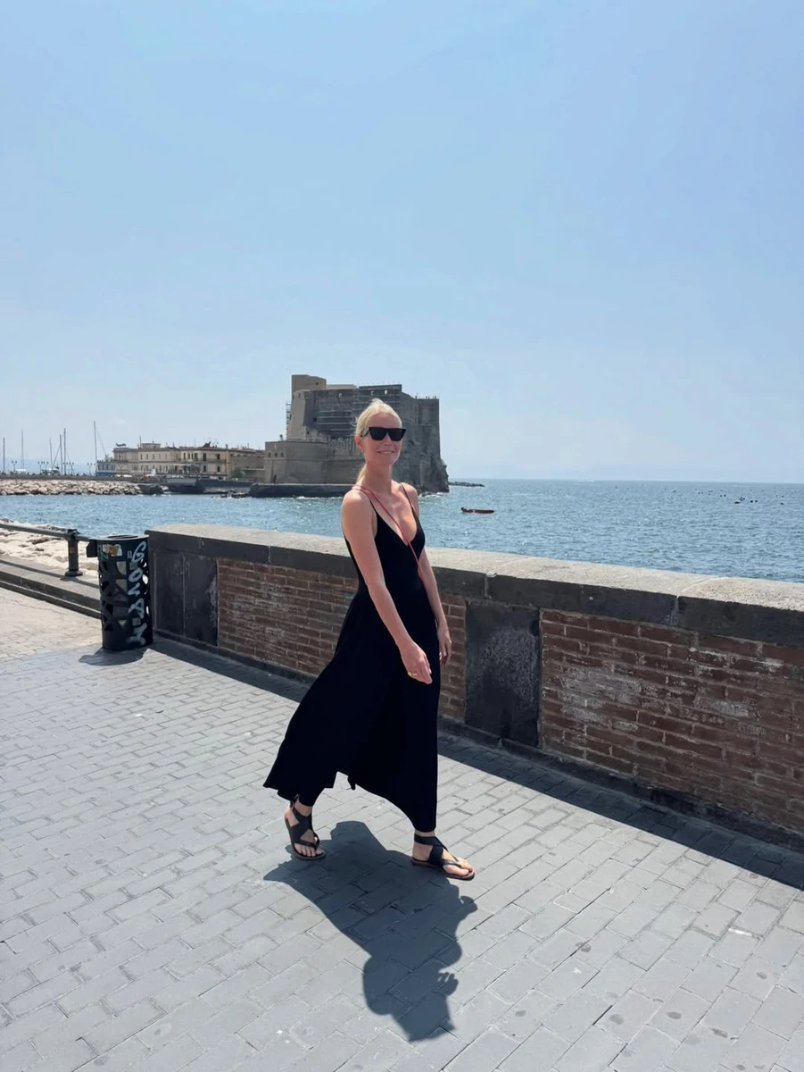 Гвінет Пелтроу у сукні з декольте попозувала на тлі моря