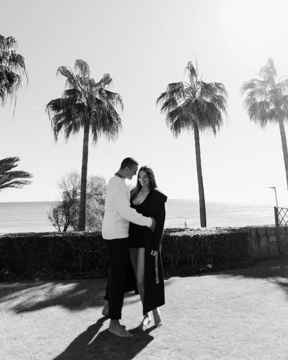 Олександр Усик обіймає дружину на фото