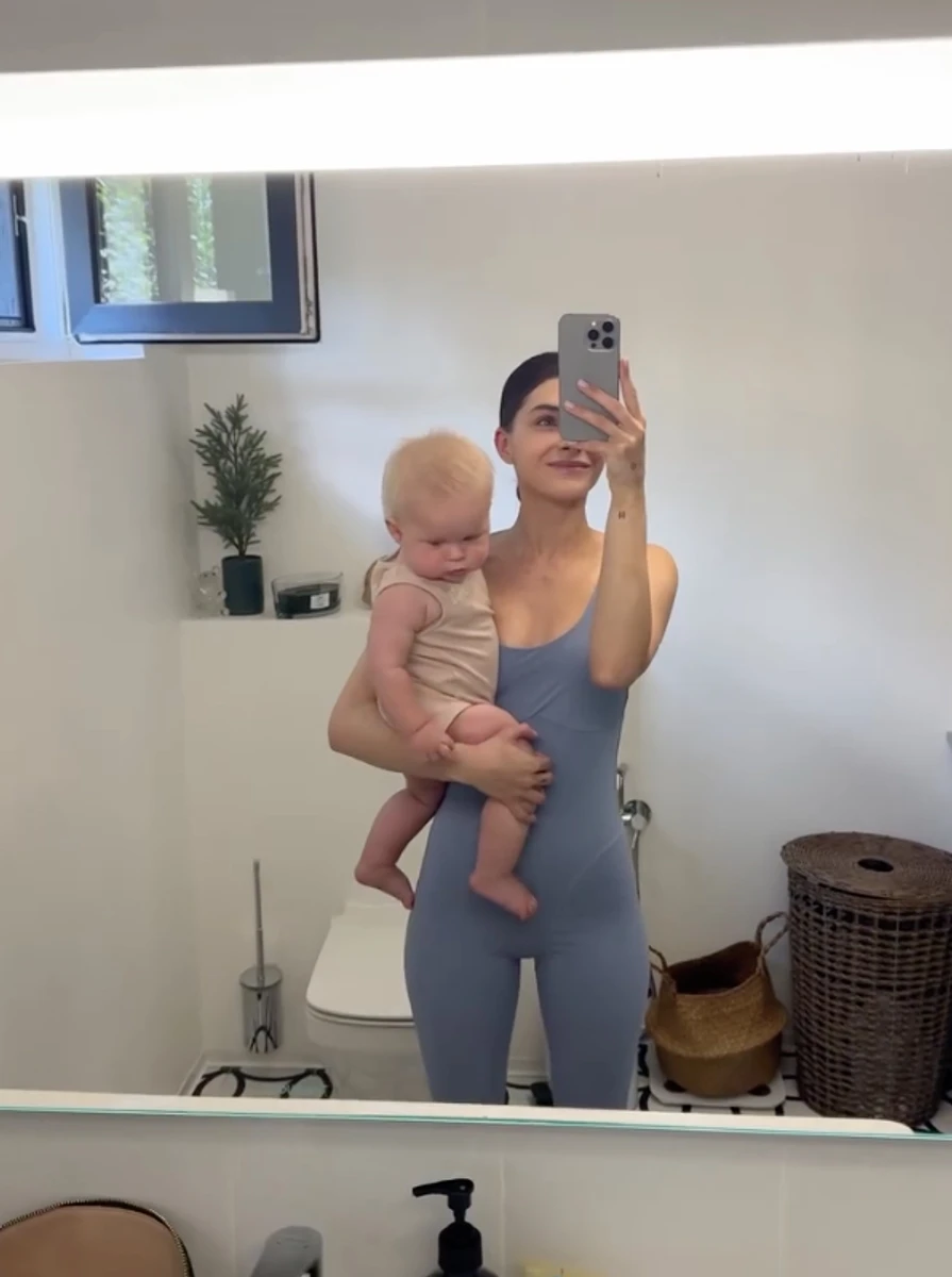 Дружина Остапчука в обтислому костюмі попозувала з сином на руках