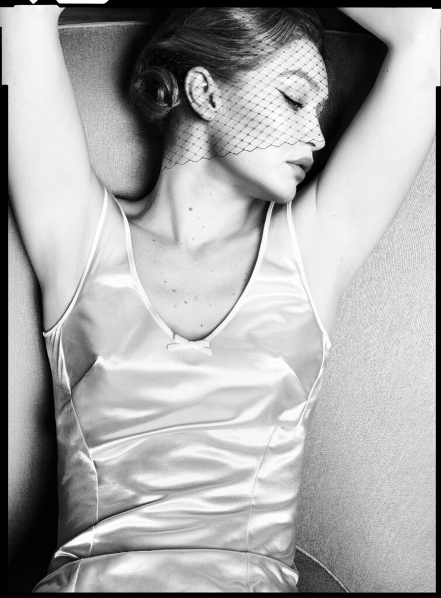 Джіджі Хадід чуттєво попозувала у милій сукні