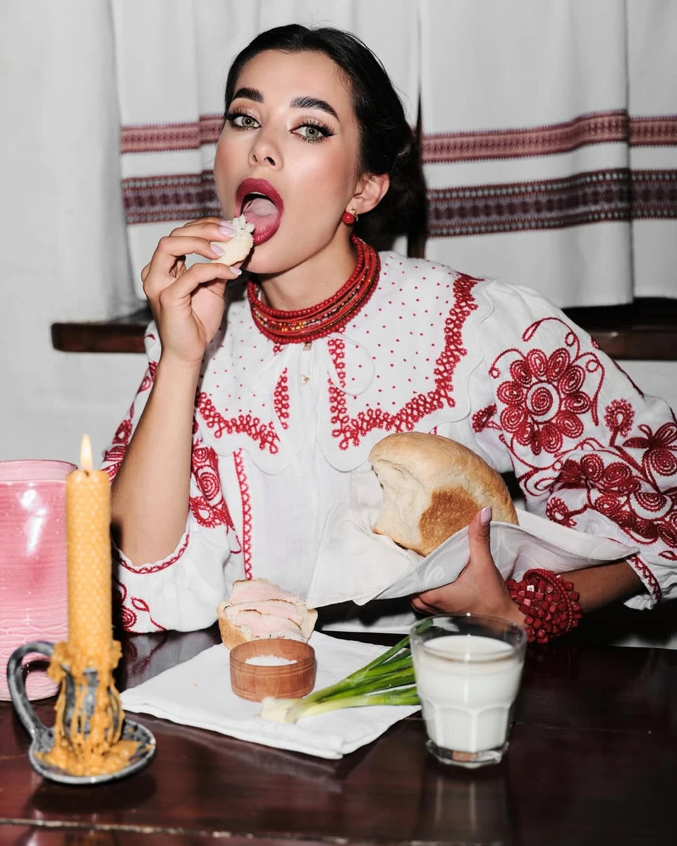 Анна Неплях попозувала у вишиванці