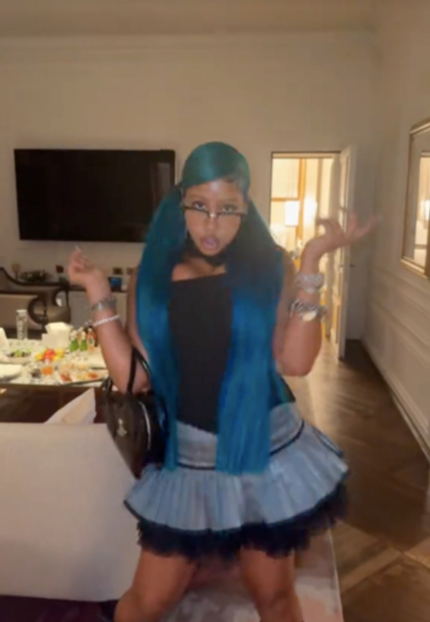 Кім Кардашян розкритикувала за коротку спідницю і корсет 12-річної дочки