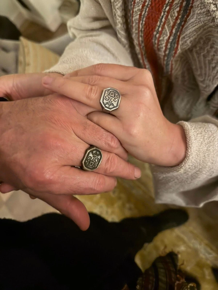 Віталіна показала, як виглядають перстні на їхніх із батьком руках 