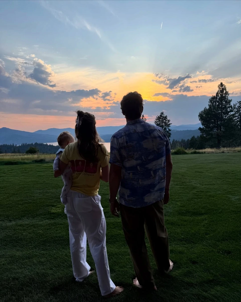 Дочка Шварценеггера з чоловіком показалася з їхнім сином на руках