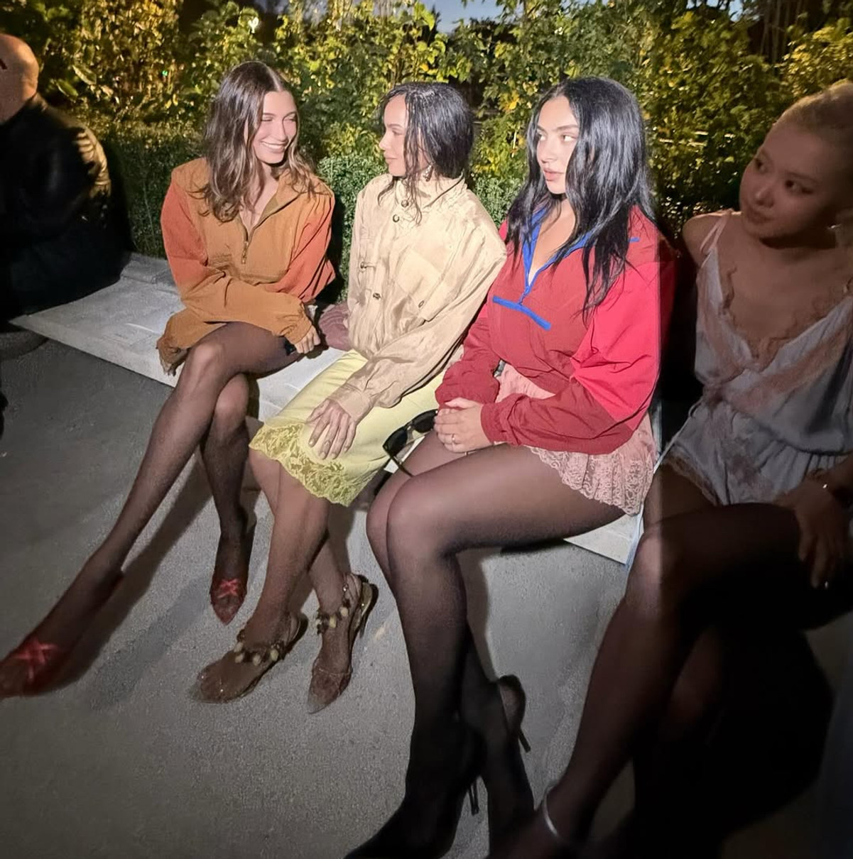 Хейлі Бібер, Зої Кравіц, Charli XCX та Розе на показі Saint Laurent в Парижі