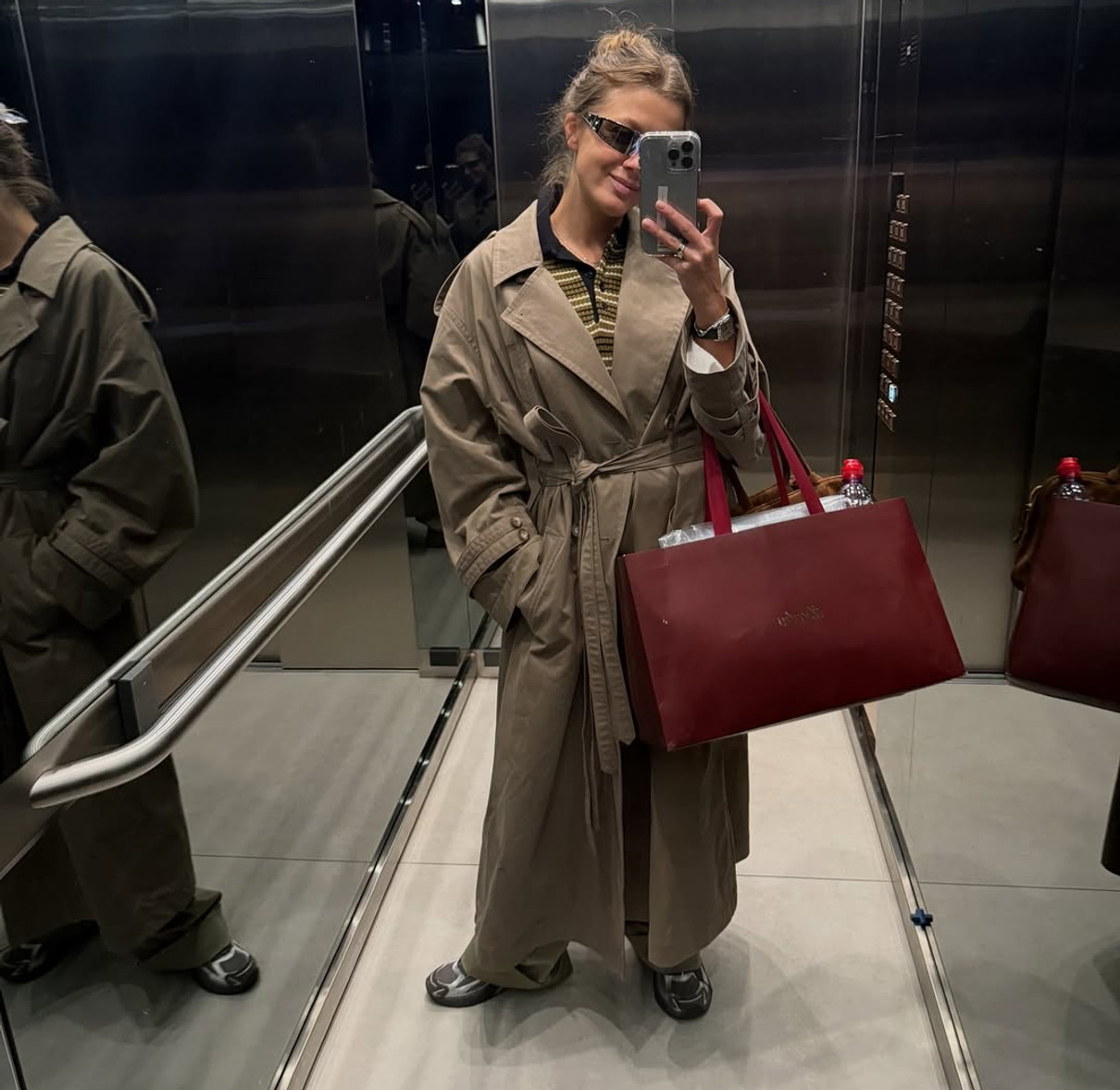 KOLA (співачка Кола) зазнімкувалася в стильному тренчі в ліфті
