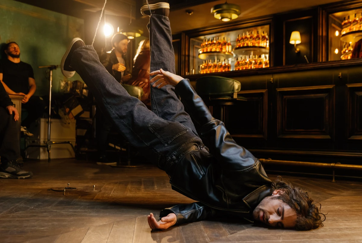 Володимир Дантес у новому емоційному кліпі попозував на підлозі