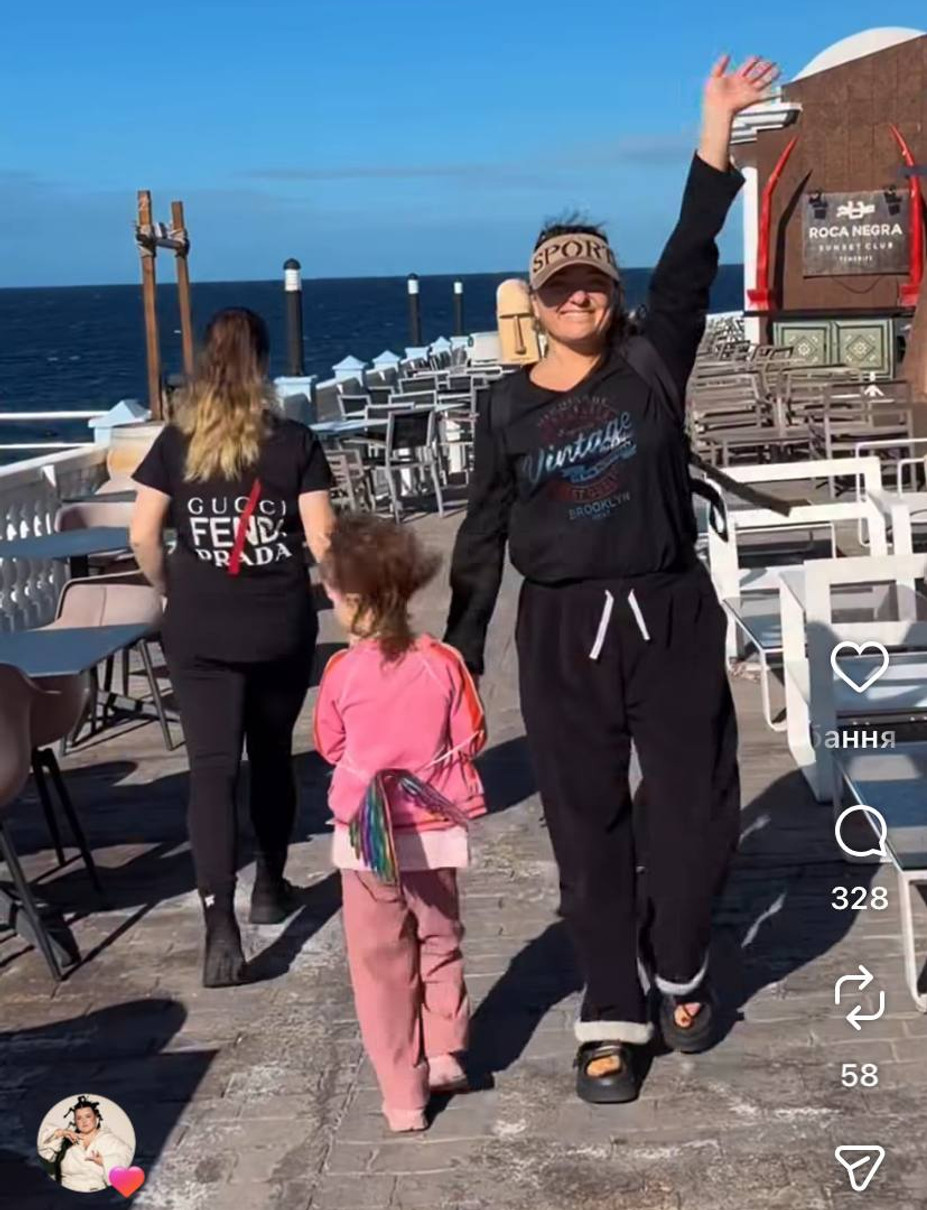Наталія Могилевська зі своїми дочками на відпочинку