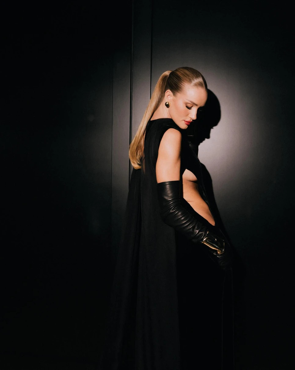 Розі Хантінгтон-Вайтлін у сукні Valentino