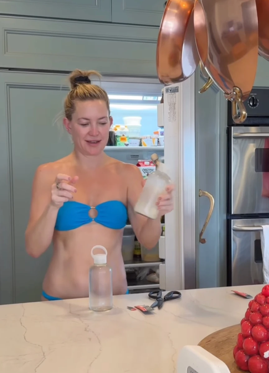 Кейт Хадсон у купальнику засвітила талію на кухні