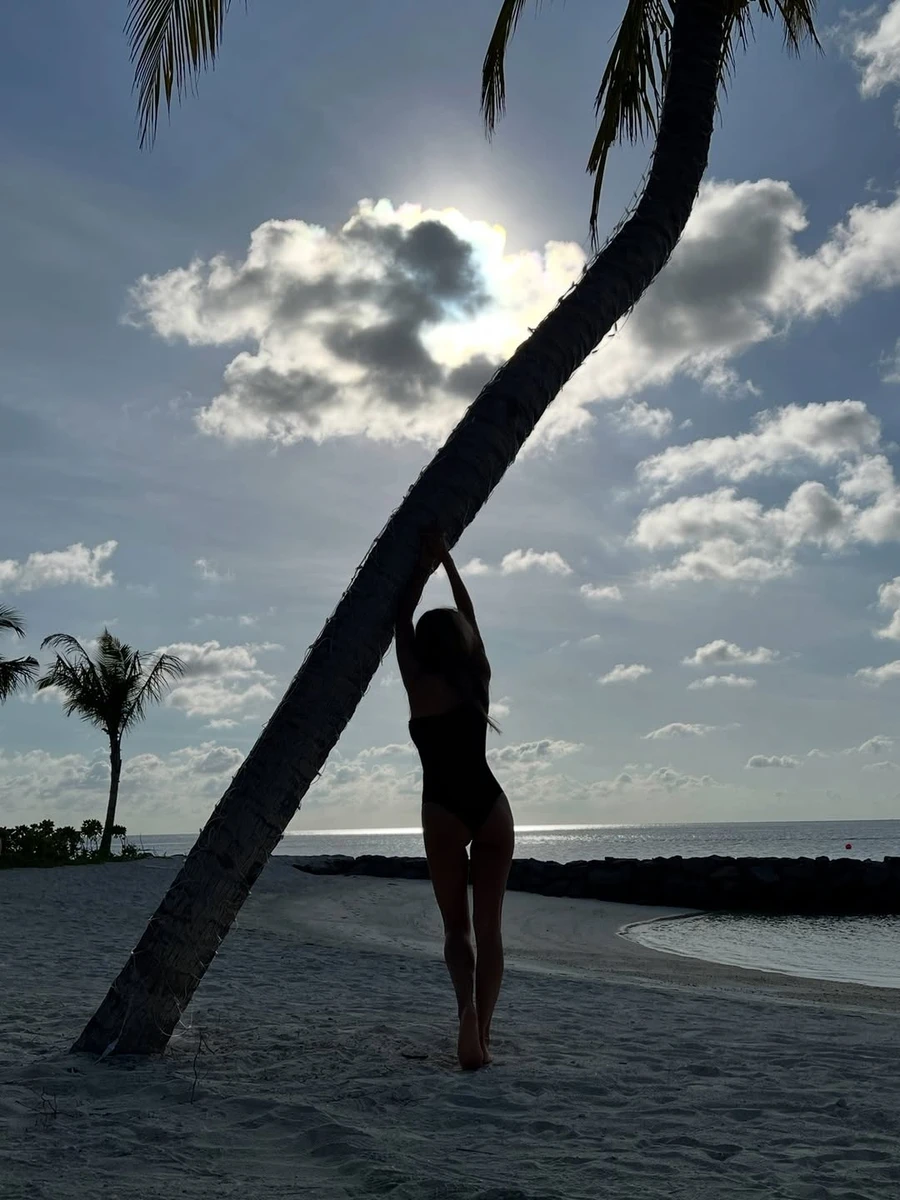 Віра Брежнєва наробила фото на пляжі