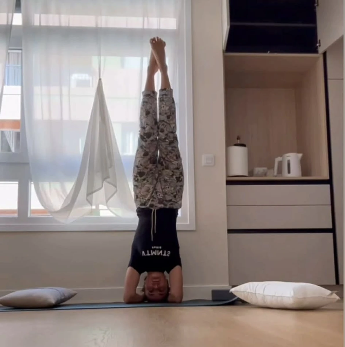 Мішина стоїть на голові