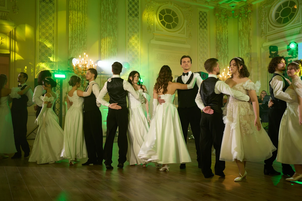 Катерина Осадча влаштувала бал для дівчат з прийомних родин