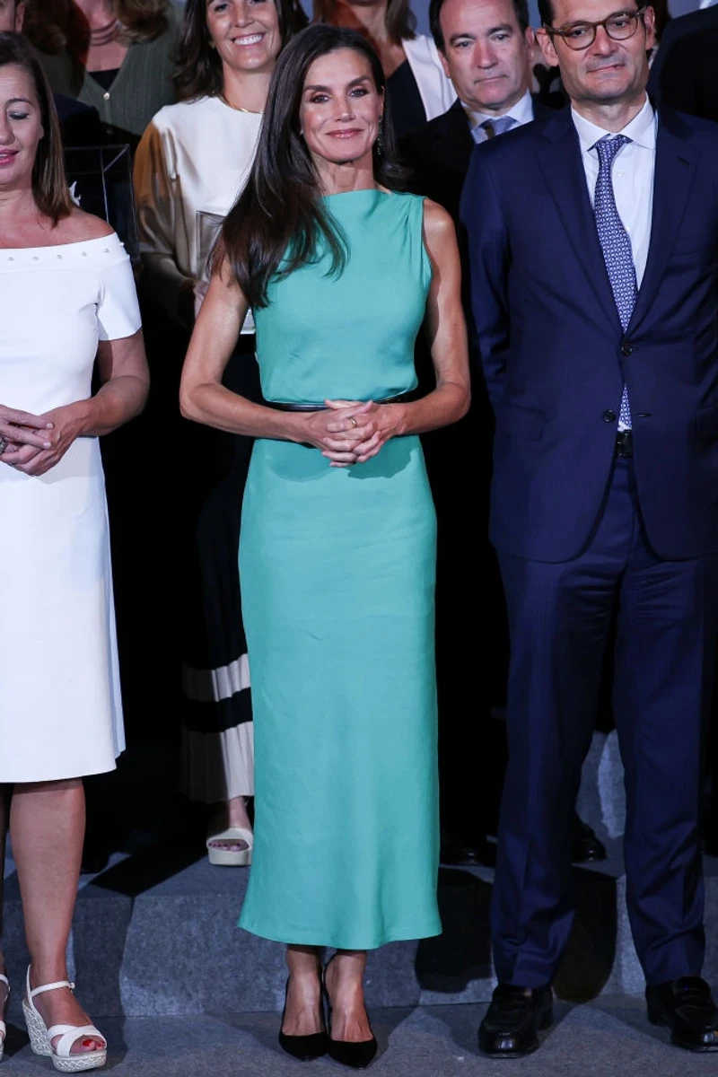 Королева Летісія для церемонії обрала бірюзове міді 