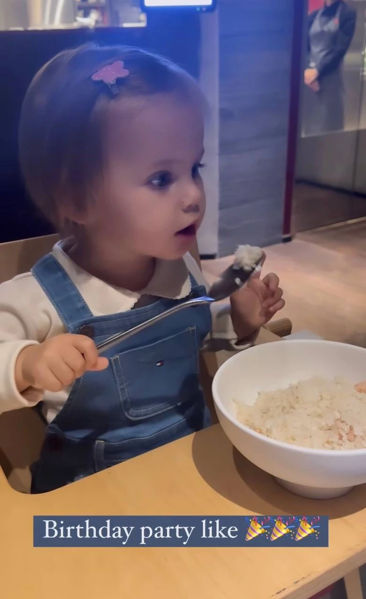 Молодша донька Анна частувалася паровим рисом