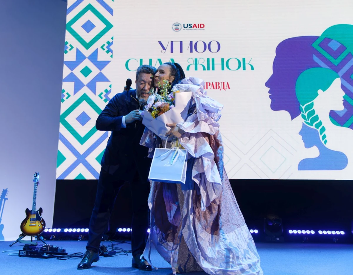 Засновник та СЕО корпорації Biosphere Corporation Андрій Здесенко особисто привітав Джамалу на сцені 