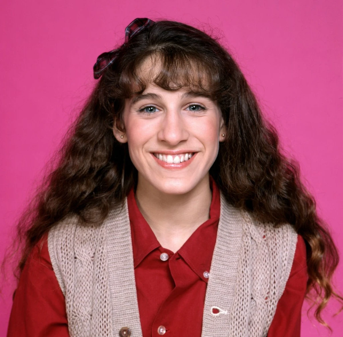 Коли майбутній зірці екранів було усього два роки, її батьки розлучилися. За рік мама удруге вийшла заміж за водія вантажівки Пола Форсте, якого Сара Джессіка називала батьком