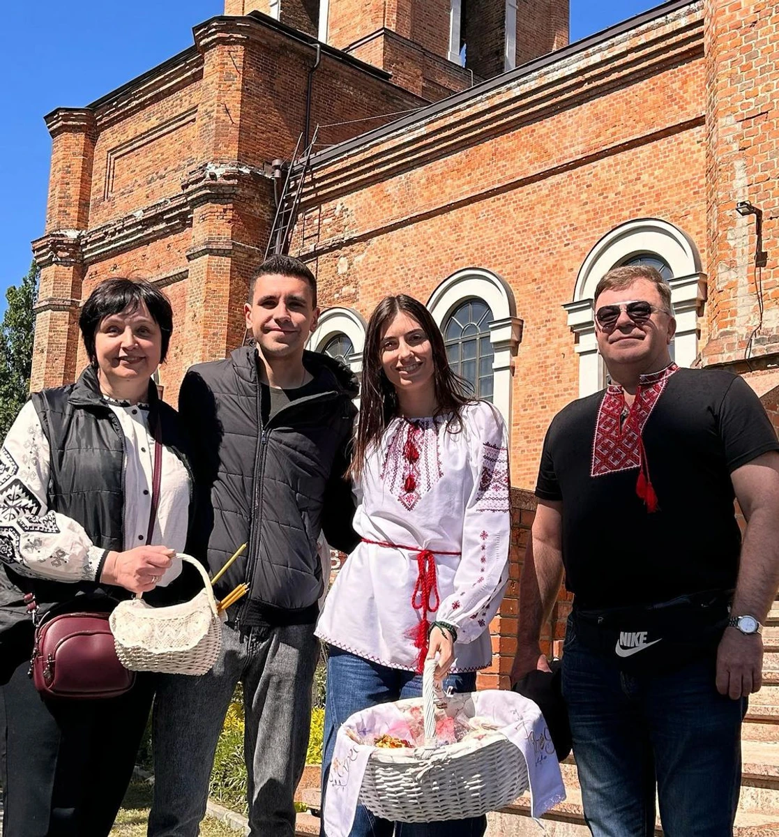 Марія з рідними посвятила паску у харківській церкві