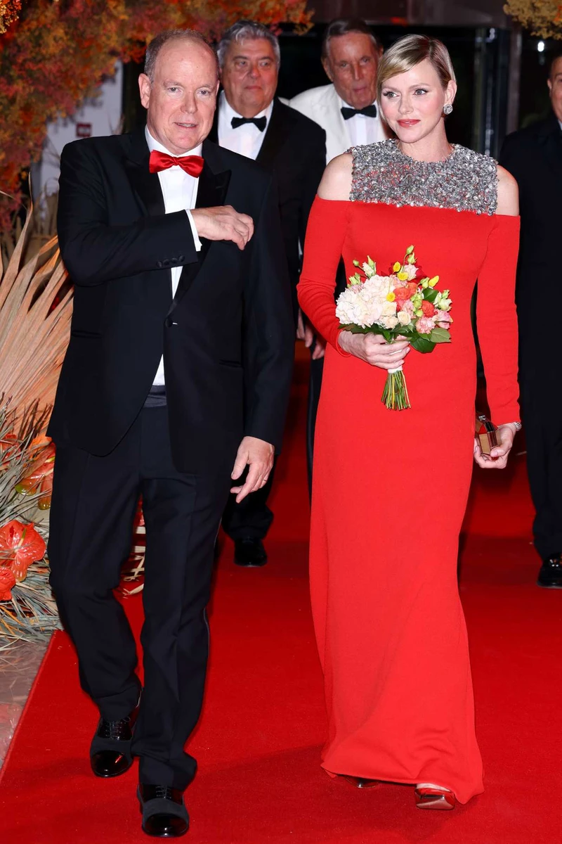 Для вечірнього урочистого закладу княгиня вирішила оголити плечі