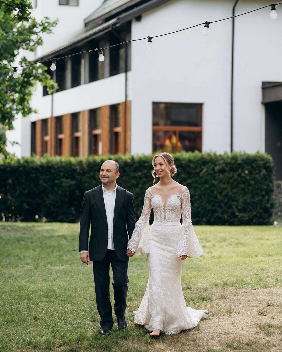 Павлік та дружина у весільній сукні