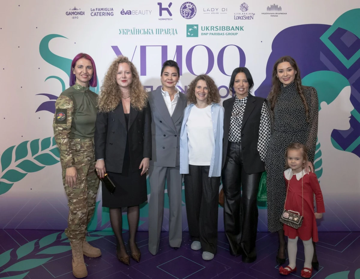 Олена Риж, Анна Октябрь, Севгіль Мусаєва, Валерія Гузема, Ірина Горова і Зоя Литвин з донькою Марійкою 