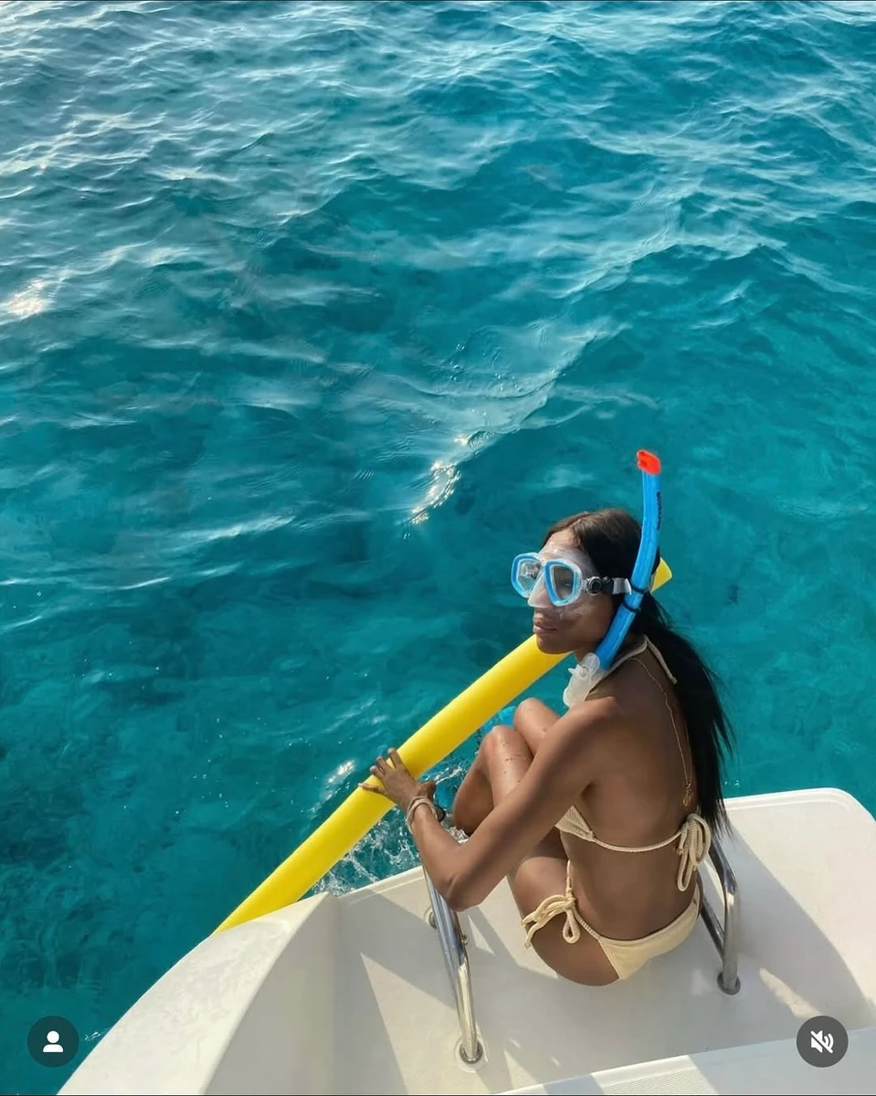 Наомі модель в купальнику