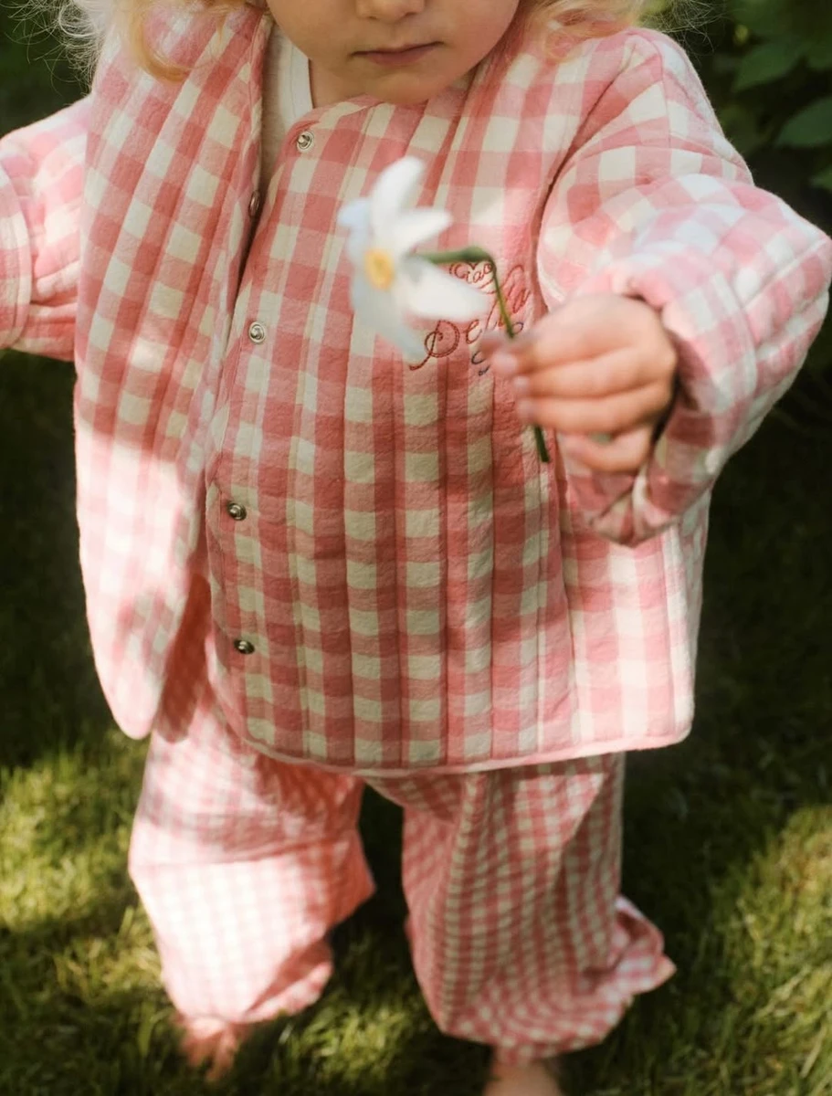 Донька Джейсона Стейтема в рожевому попозувала з квіткою