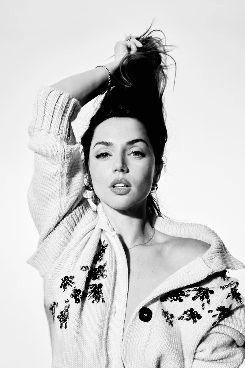 Ана де Армас розстібнула кофту для спокусливих фото