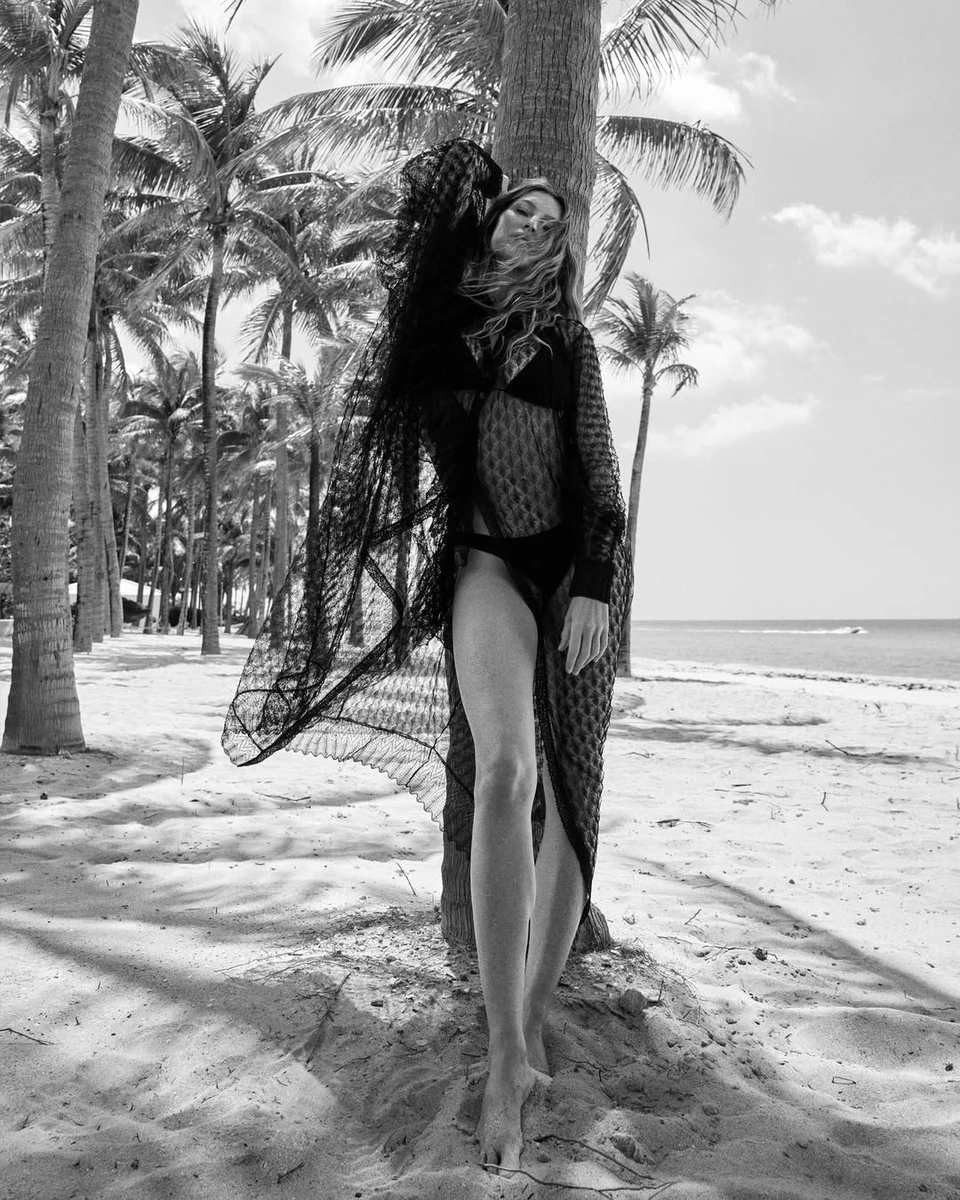 Жізель Бюндхен у бікіні попозувала на пляжі