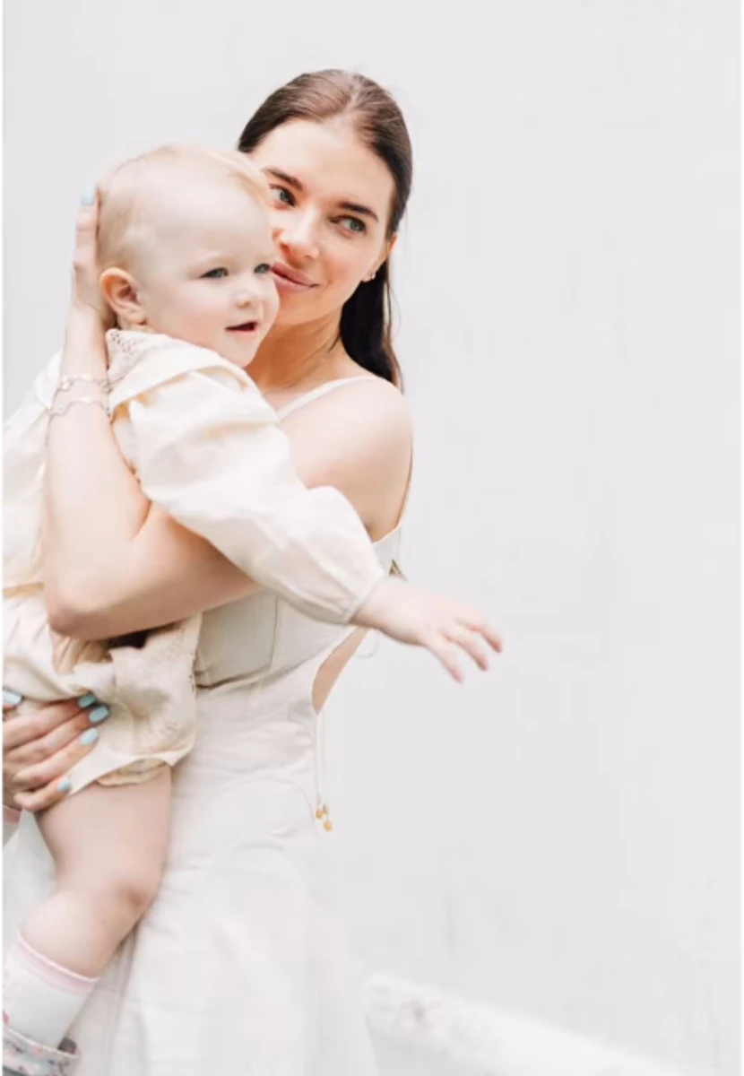 Дружина Усика з дочкою на руках попозувала з голою спиною