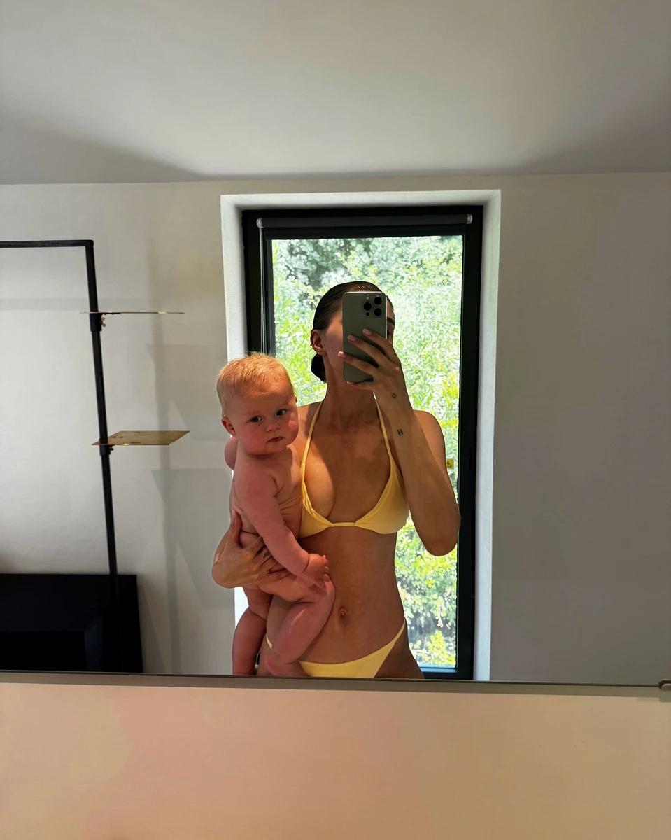 Катерина Остапчук у бікіні з сином