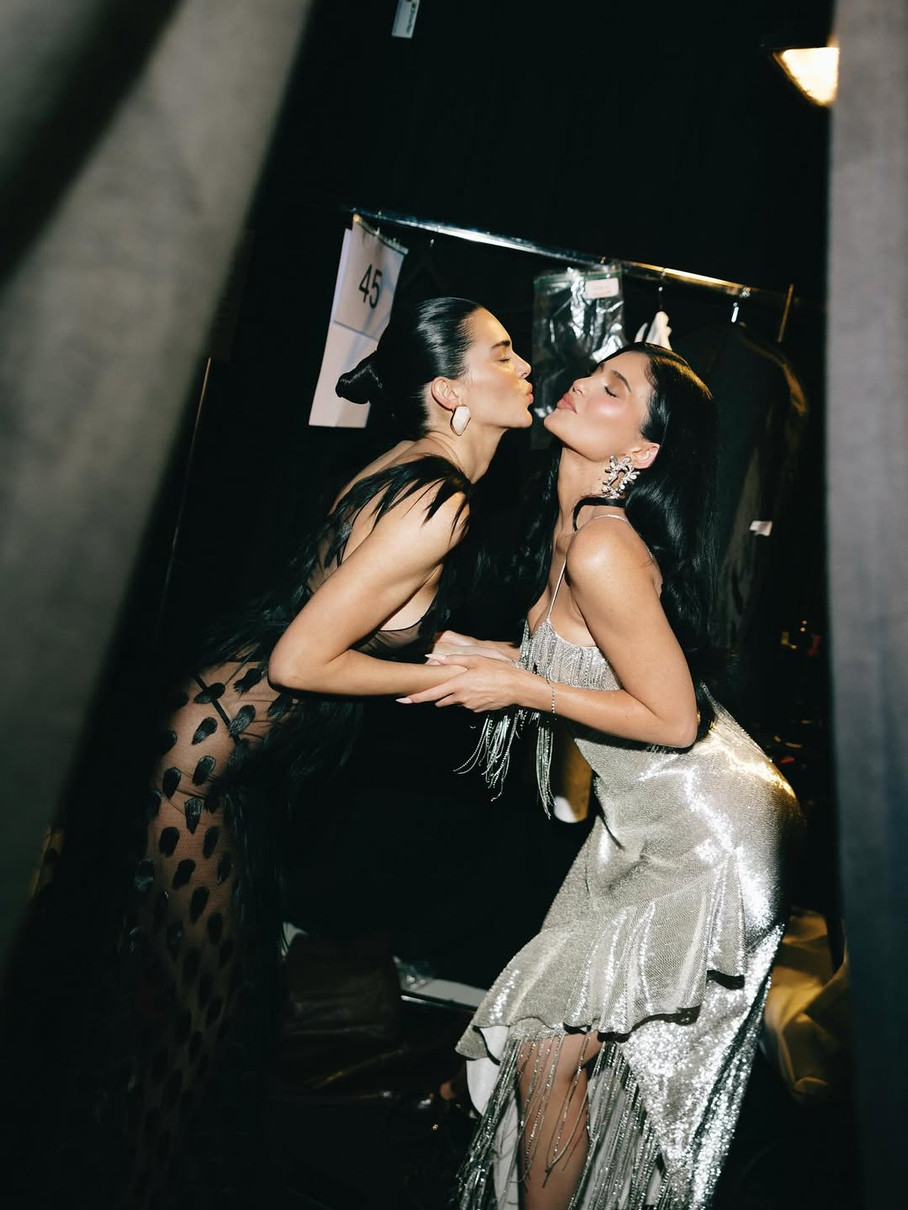 Кайлі Дженнер замилувала цілунком з сестрою під час підготовки до виходу на подіум