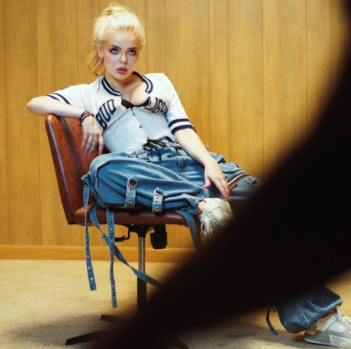 Аліна Гросу з виставленим бюстом попозувала для фото на стільці