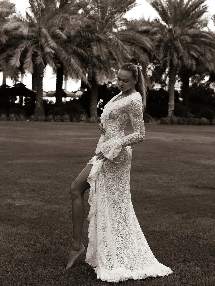 Білодід позує в гіпюровій сукні