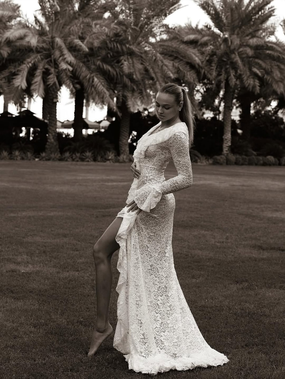 Білодід позує в гіпюровій сукні