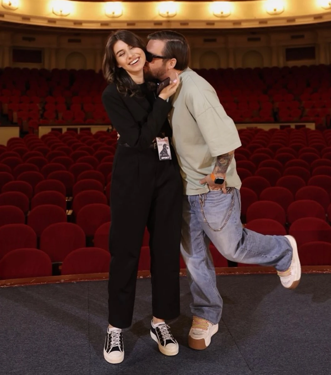 Сергій Танчинець поцілував наречену для традиційного фото