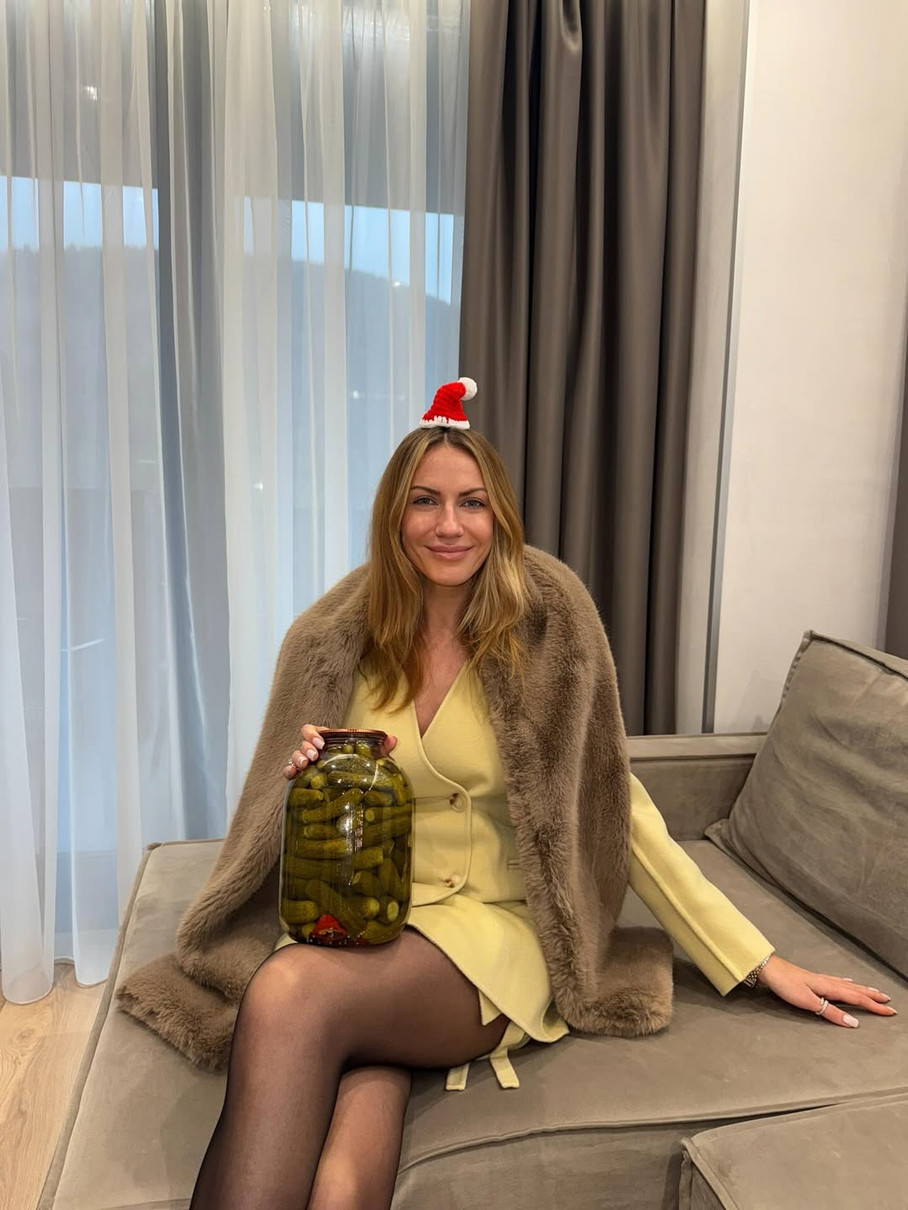 Нікітюк з банкою огірків