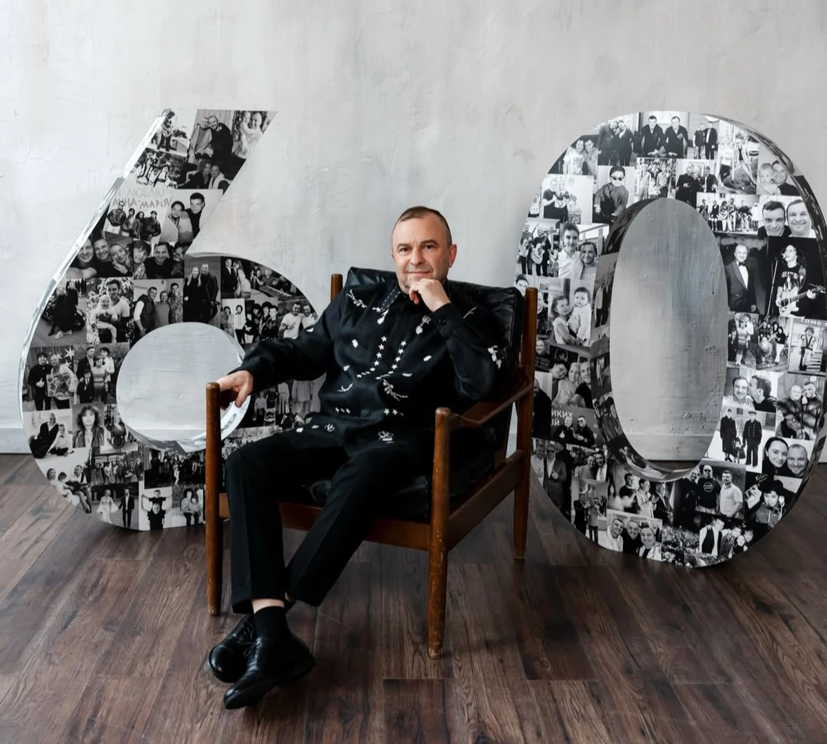 Віктор Павлік на стільці посидів коло цифри 60 на свій ювілей