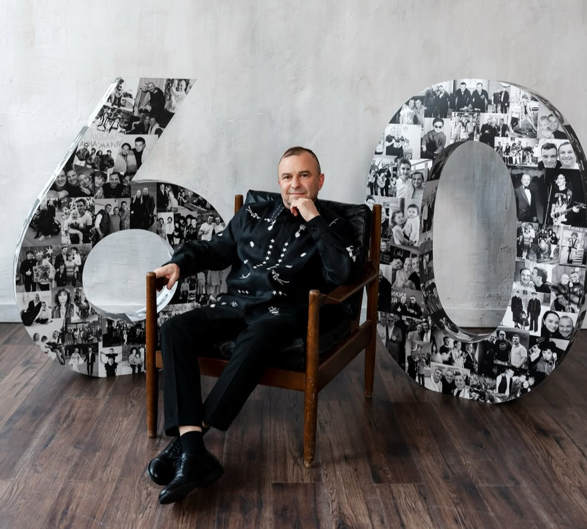 Віктор Павлік на стільці посидів коло цифри 60 на свій ювілей