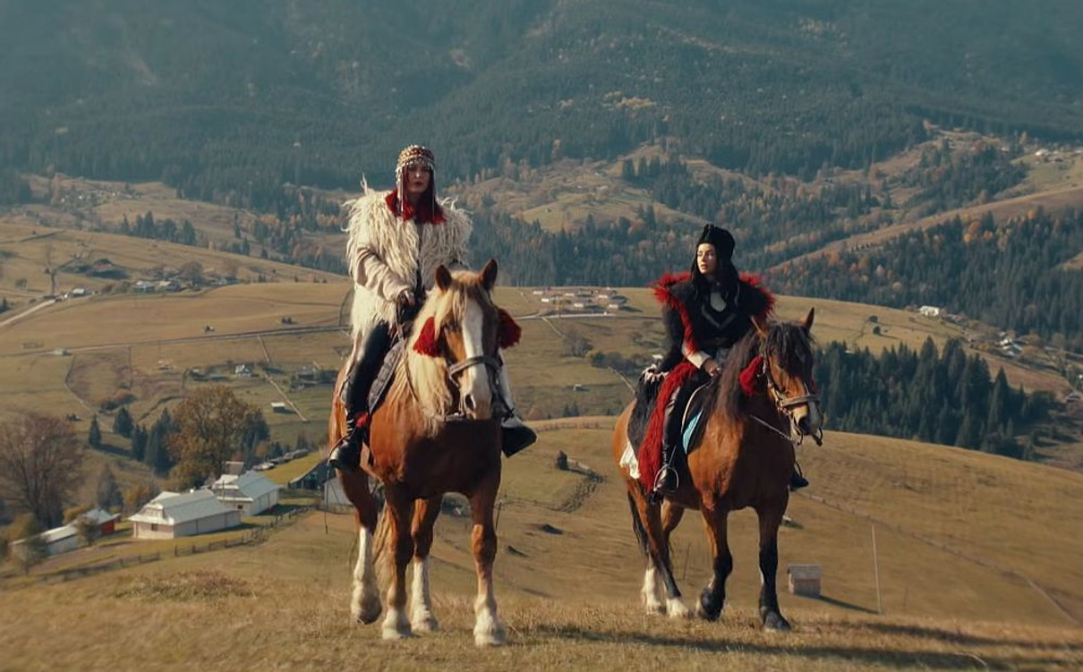 Дівчата навіть на конях покаталися