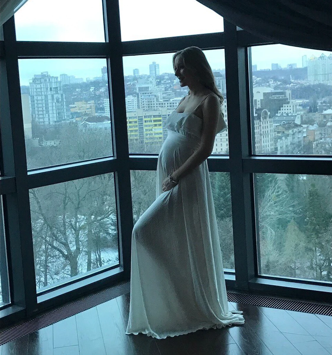 Катерина Осадча показала вагітні фото у ніжній сукні
