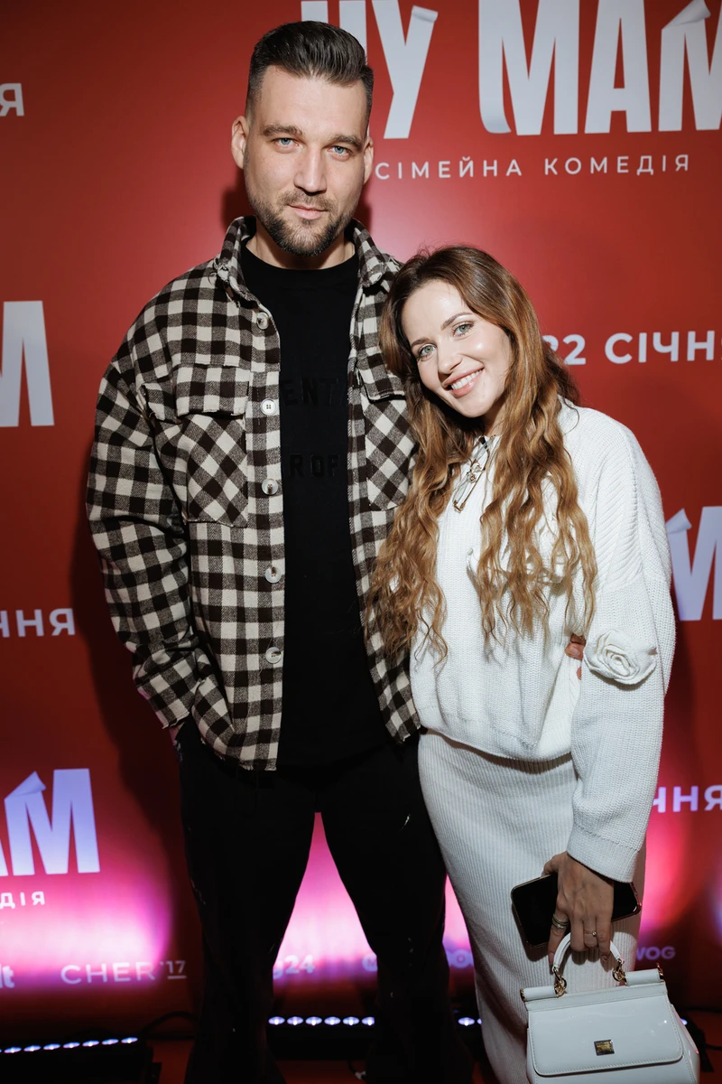 Наталка Денисенко в обіймах бойфренда на показі фільму Євгена Таллера Ну мам