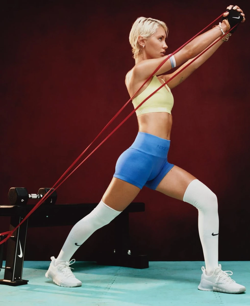 Донька Джуда Лоу в шортах і топі потренувалася для фото