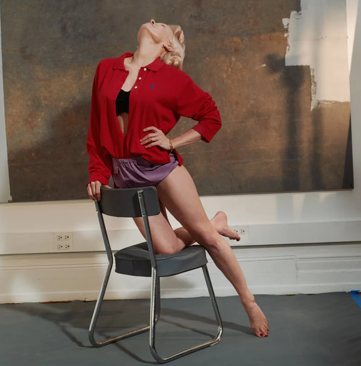 Памела Андерсон у шортах засвітила стрункі ноги на стільці