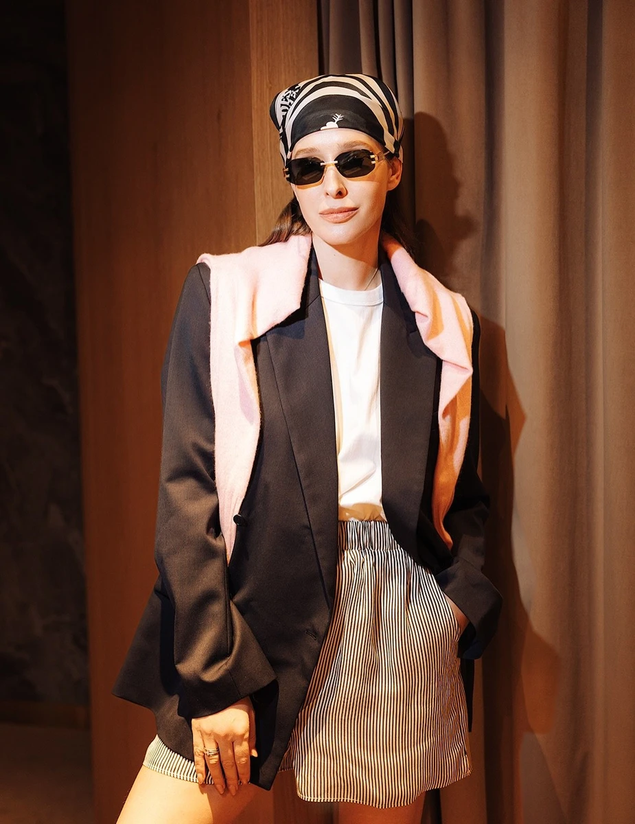 Катерина Осадча у шортах і бандана попозувала для фото