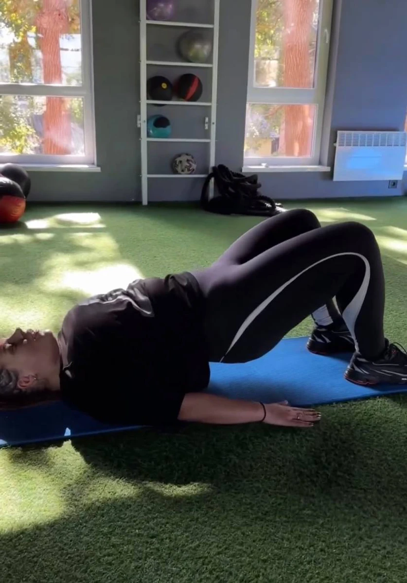 Співачка показала вправи для сідниць