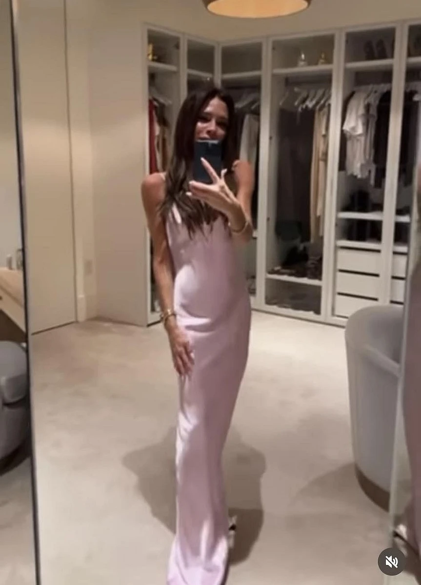 На худорлявій Вікторії сукня виглядає трішки оверсайз 