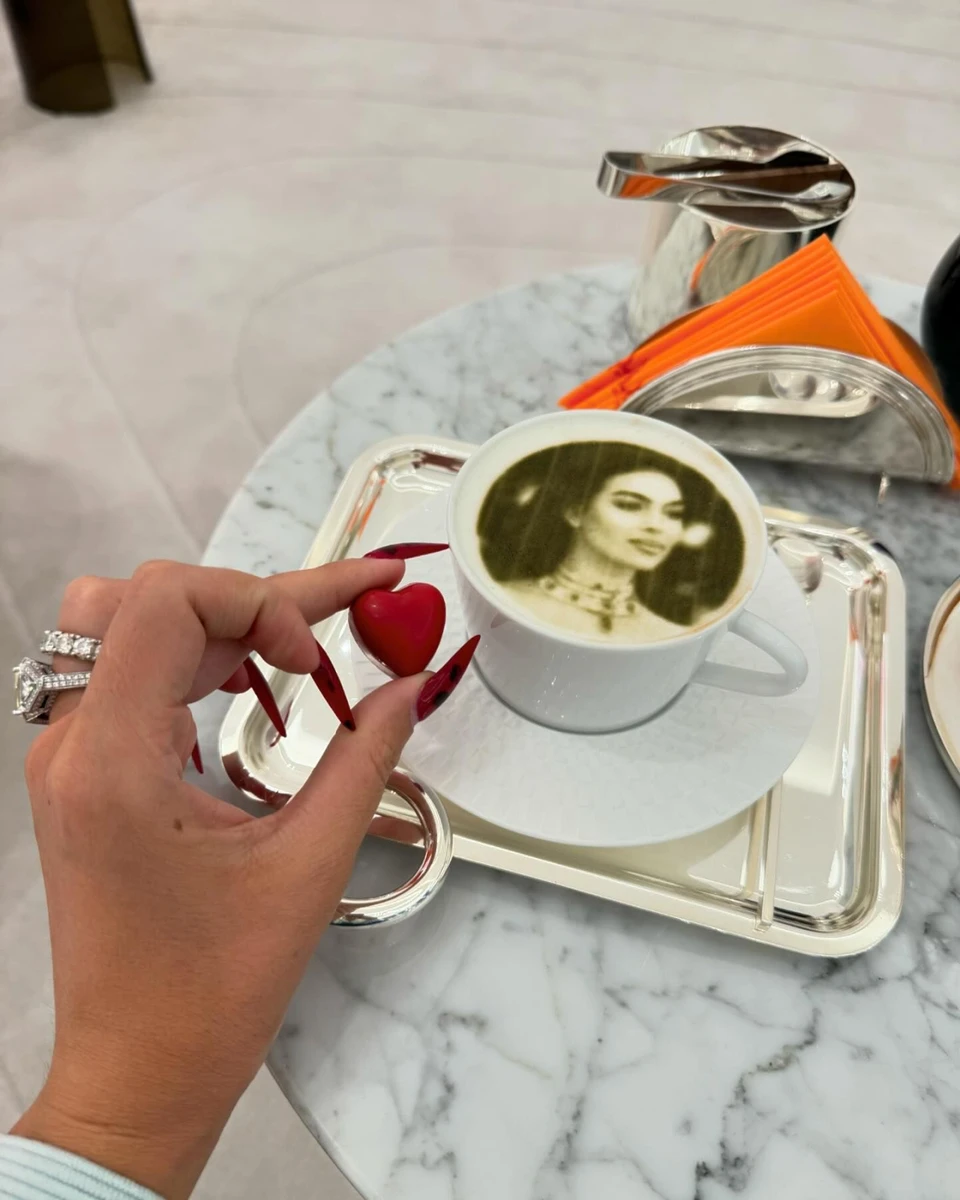 Джорджина зовсім не нарцисична, ні