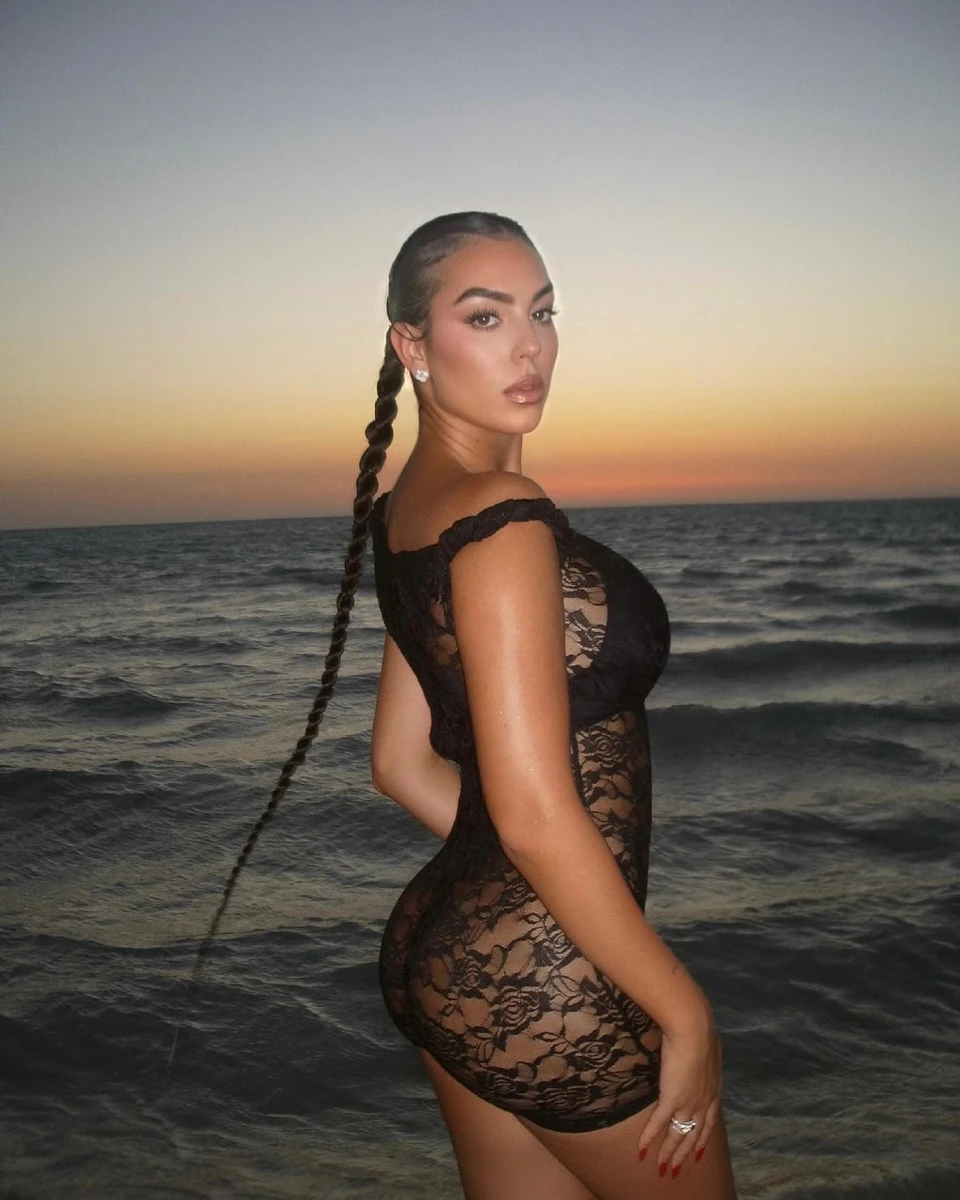 Родрігес в міні посвітила формами на тлі води