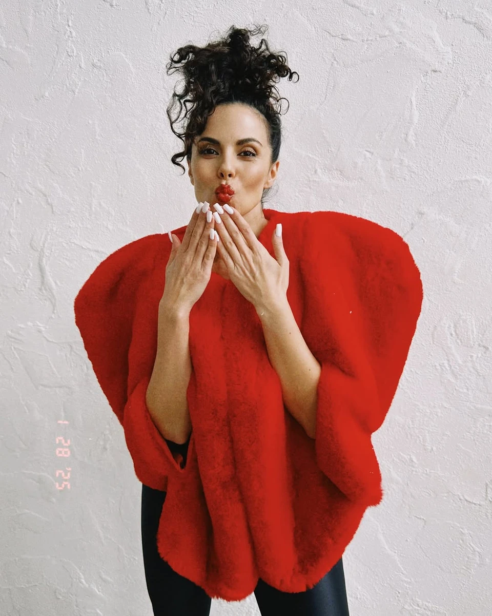 Каменських позує у пухнастому образі до Дня закоханих